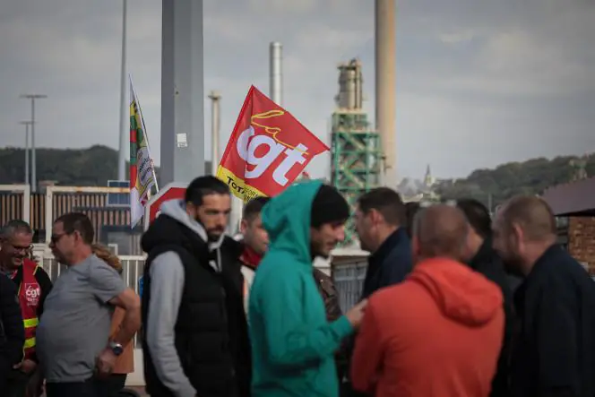 Les salariés de TotalEnergies en grève à l'appel de la CGT sont rassemblés devant la raffinerie de Gonfreville-l'Orcher, près du Havre, le 10 octobre 2022.