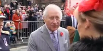 des œufs ont été jetés sur le roi (vidéo)