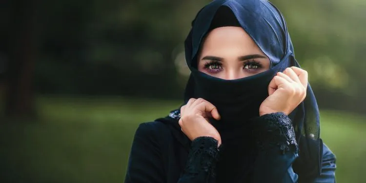 Pour ou contre le port du voile islamique ?  Les Français ont décidé !