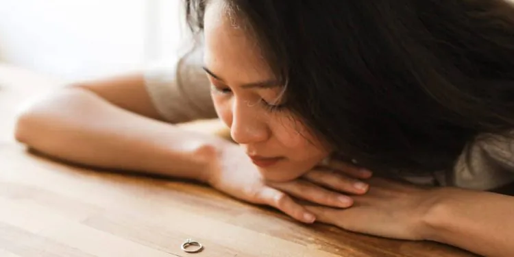 Il la quitte avant leur mariage, elle part en lune de miel avec sa mère