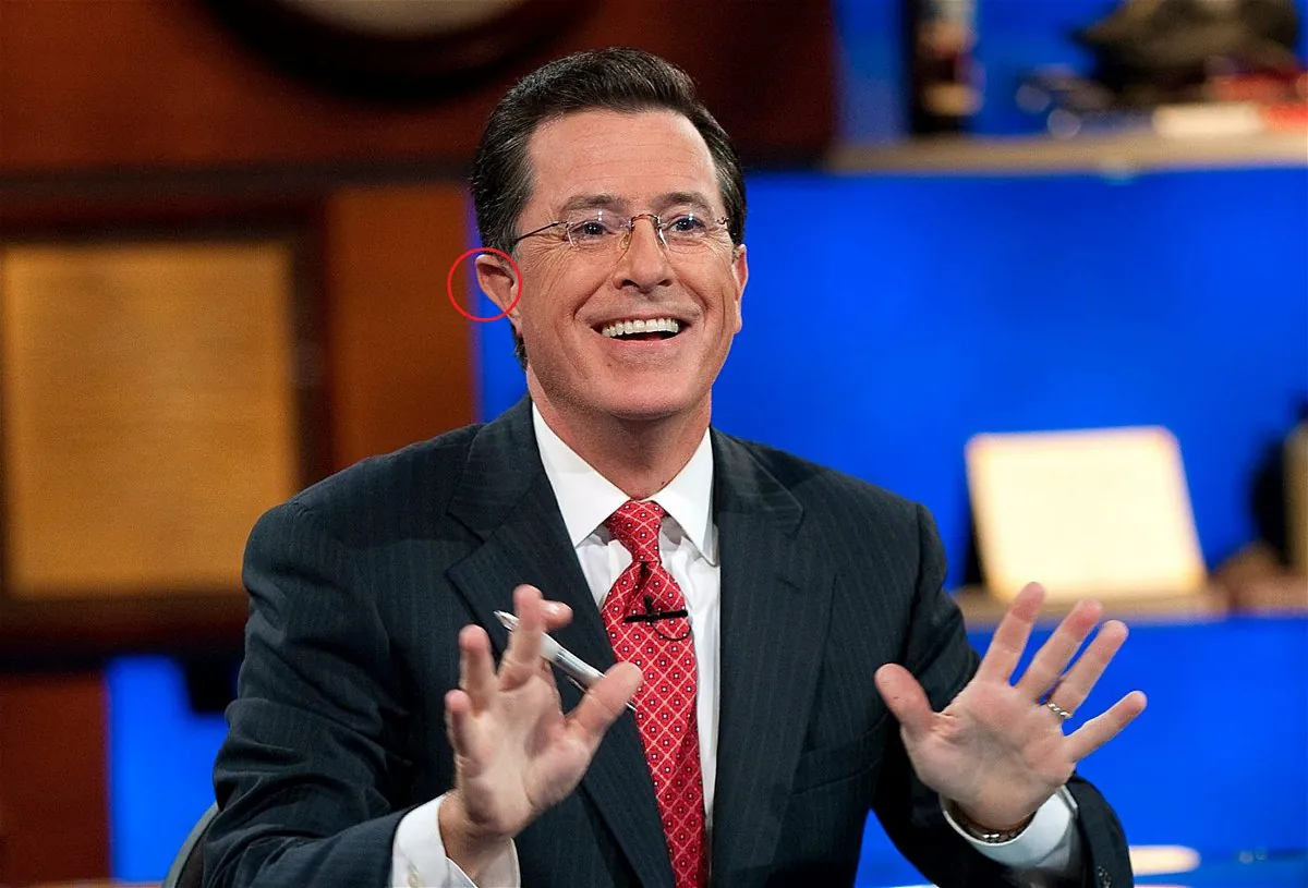 David Letterman Stephen Colbert, Lunettes, Sourire, Microphone, Cravate, Bleu, Manteau, Geste