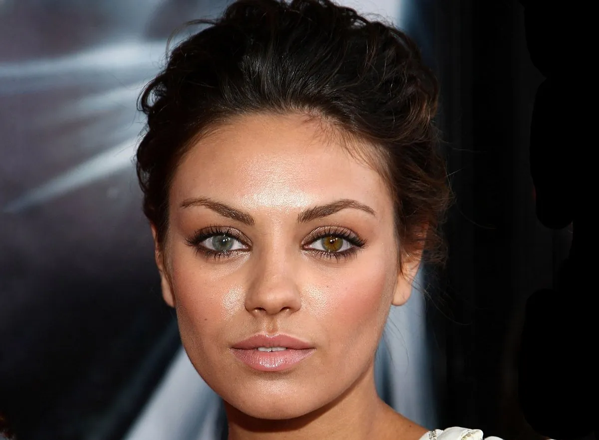 Heterocromia Mila Kunis, Pour les lèvres, Relooking, Front, Nez, Peau, Épaule, Cils, Robe, Cou
