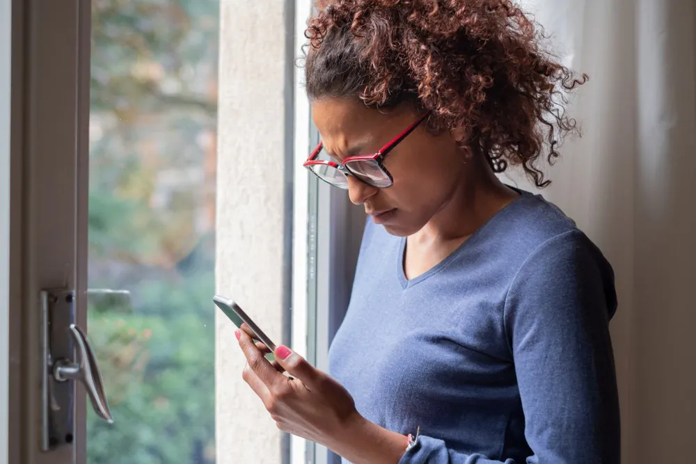 Sad Black Woman On The Phone, Lunettes, Jheri curl, Photographie, Soins de la vue, Geste, Lunettes