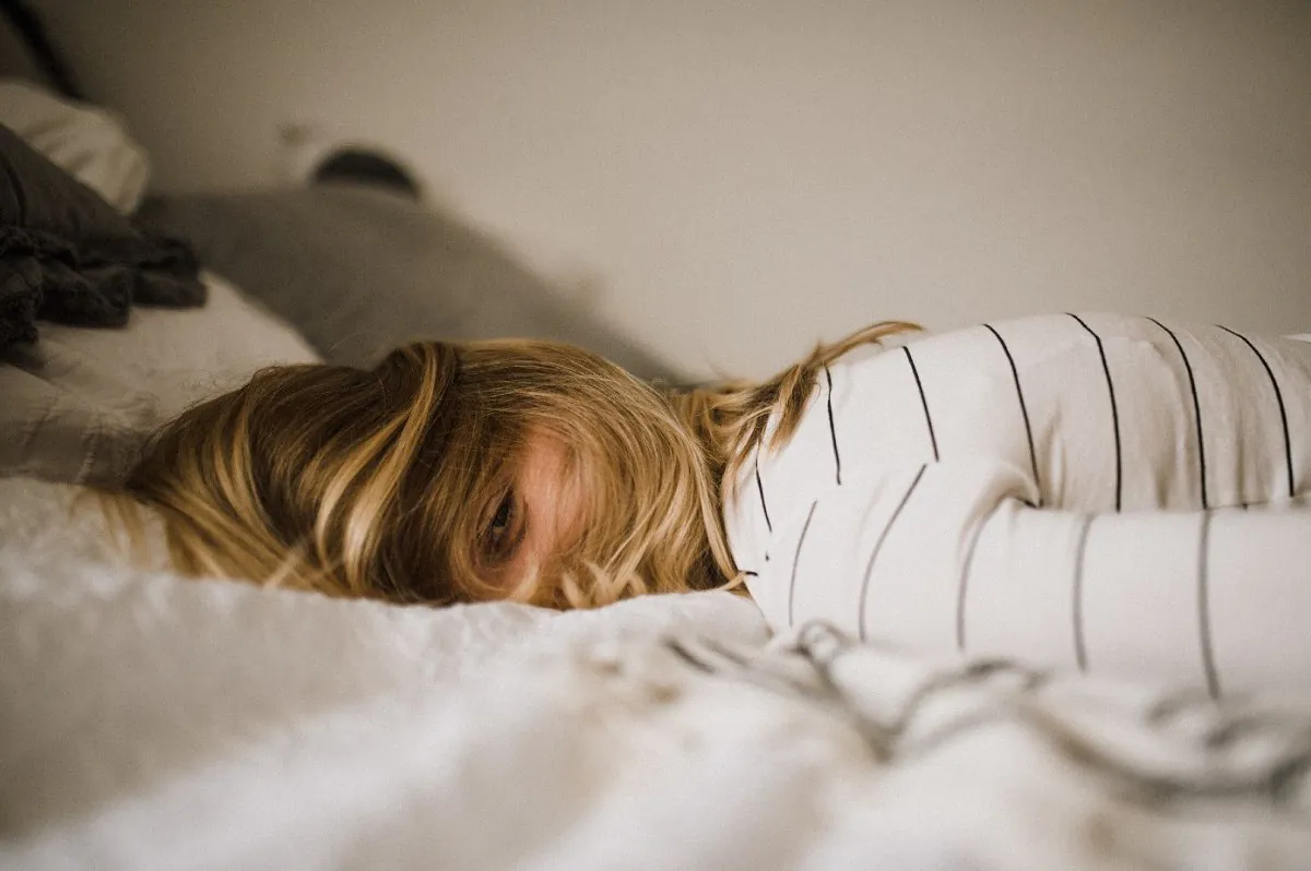Tête, Confort d, Corps humain, Mourir dans le sommeil, Main, Bras, Œil, Canapé, Robe, Lit, Cil