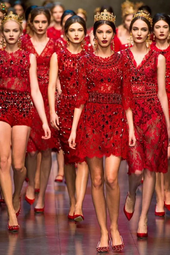 Dolce Gabbana Robes rouges, Visage, Cheveux, Peau, Tête, Vêtement d'une seule pièce, Robe, Jambe, Tour de taille, Robe de jour, Divertissement