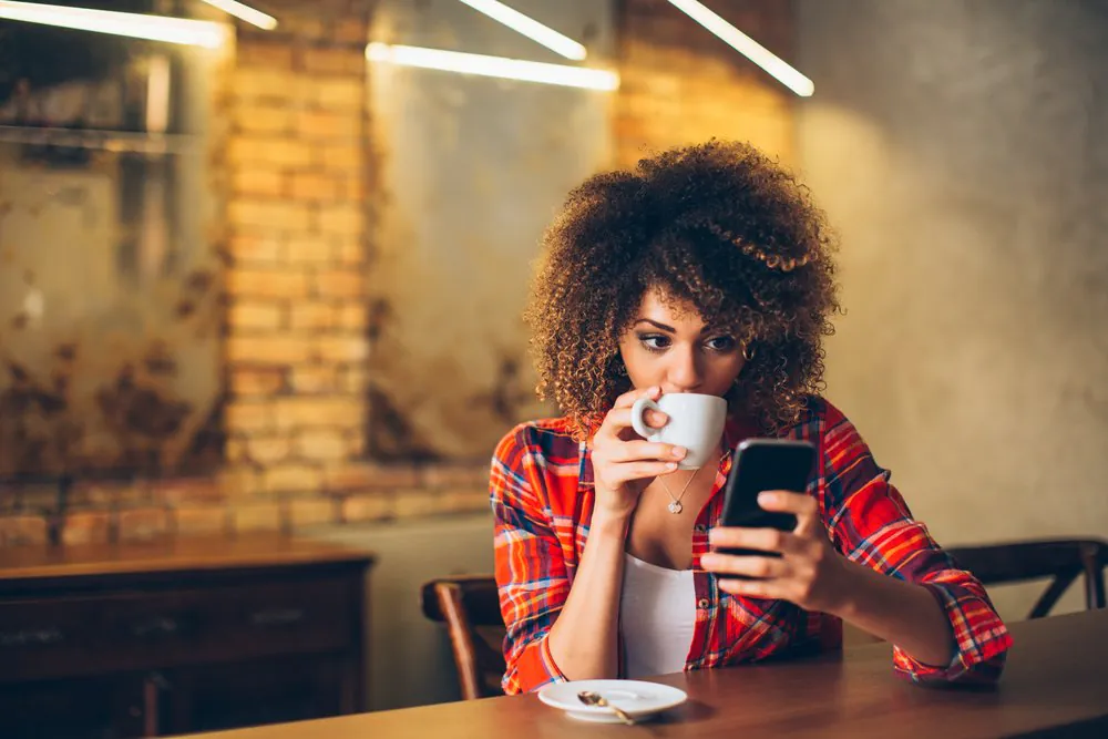 Boire du café et au téléphone, Table, Vaisselle, Jheri curl, Éclairage