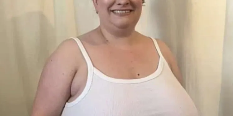 A cause de son bonnet K, cette femme fait tout tomber sur son passage avec ses seins !