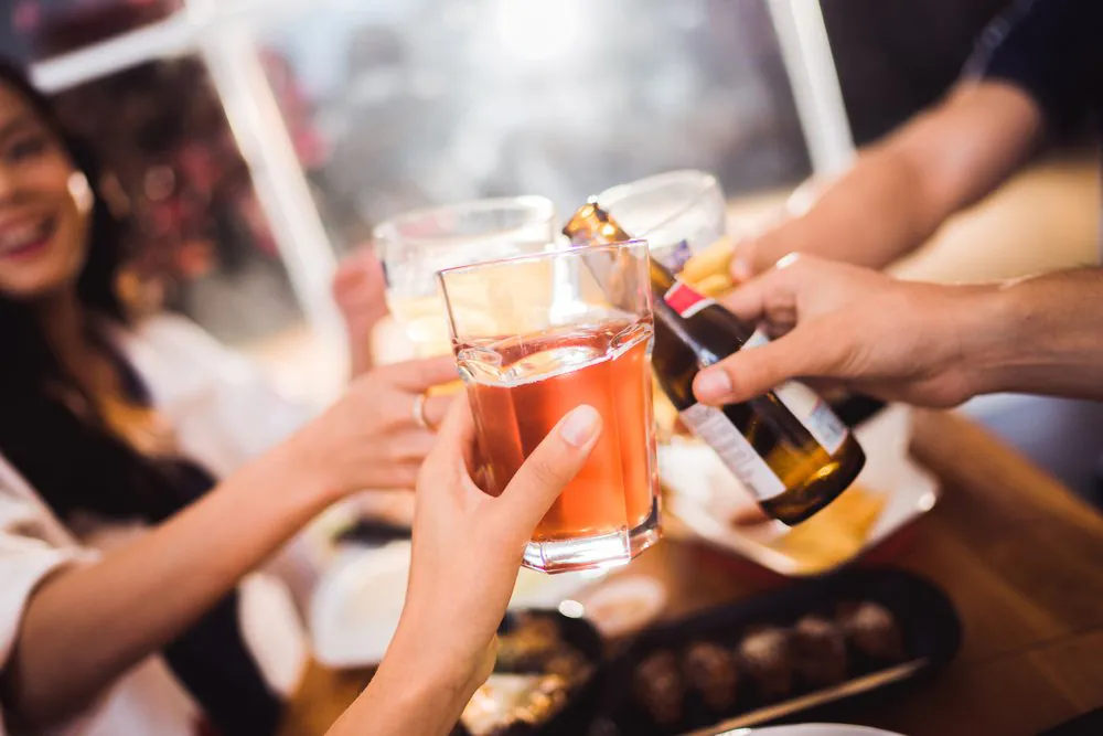 Boire dans la trentaine, main, nourriture, verres, vaisselle, orange