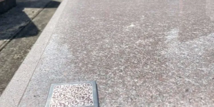 Un QR code sur une pierre tombale à convertir