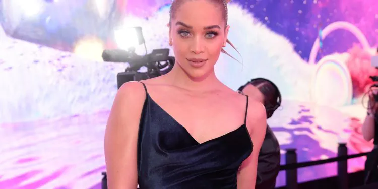 Jasmine Sanders a pris le chignon hérissé des années 90 puis nous a offert la