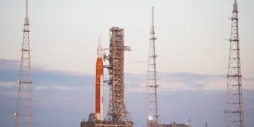 La Nasa Deploie Une Fusee Sls Sur Une Rampe De