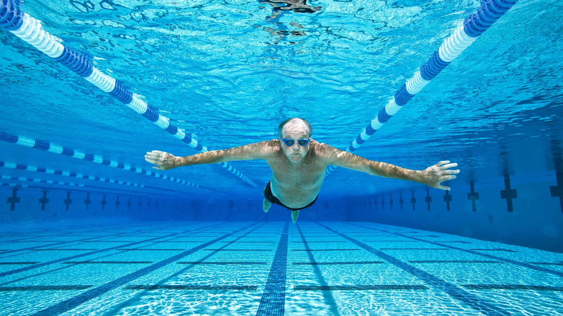 homme aîné, natation, dans, piscine