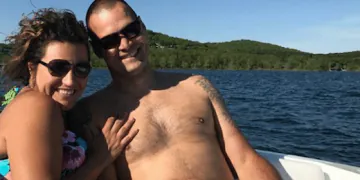 Les internautes sont choqués par un détail qui apparaît sur la photo de vacances de ce couple... Vous l'avez vu ??