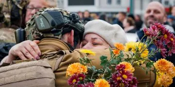 Les Retrouvailles Emouvantes Dun Soldat Ukrainien Et De Sa Grand Mere