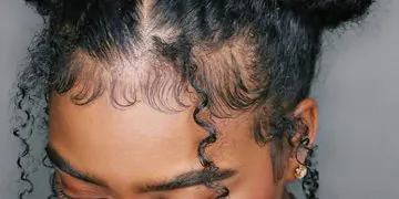 Les vrilles de cheveux sont le détail CoolGirl des années 2000 dont nous ne pouvons pas nous lasser.  Voici comment obtenir le look
