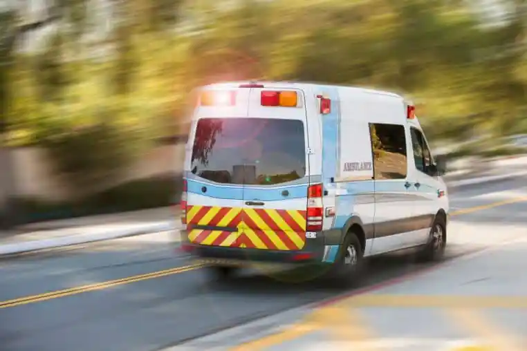 ambulance de sauvetage autobus scolaire adolescent écrasé (2)
