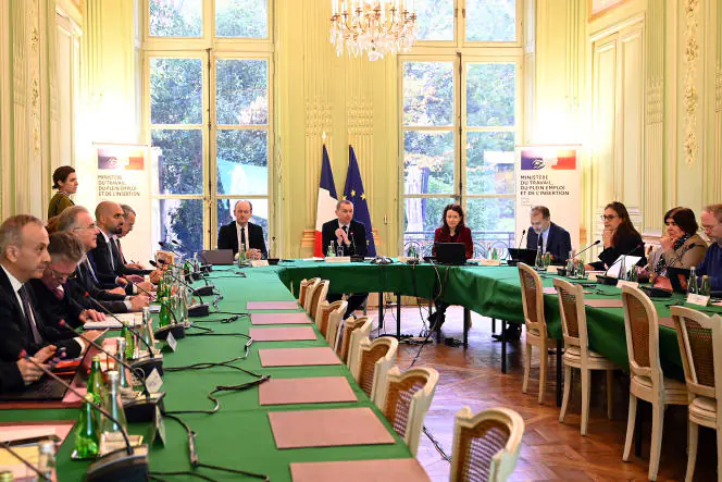 Olivier Dussopt (centre droit), lors d'un meeting sur la réforme de l'assurance-chômage, au ministère du Travail, à Paris, le 21 novembre 2022.