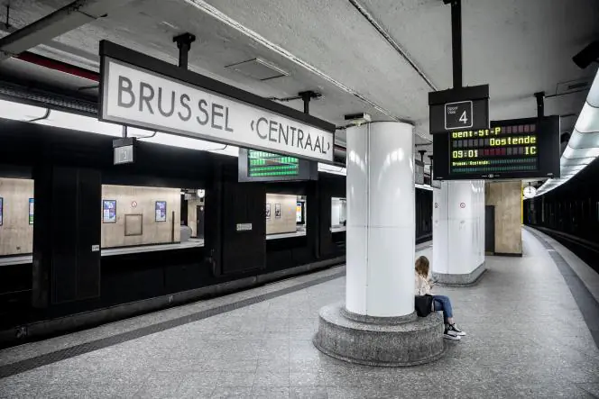 Une femme est assise sur une plate-forme lors d'une grève de 24 heures sur le réseau ferroviaire belge organisée par des syndicats mixtes, à Bruxelles, le 5 octobre 2022.