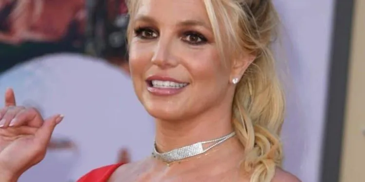 Britney Spears pose complètement nue dans sa baignoire