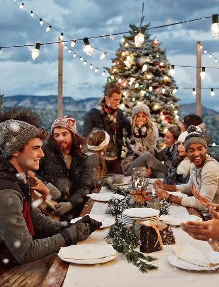 Les gens à Noël, Nuage, Table, Sapin de Noël, Ciel, Vaisselle, Plante