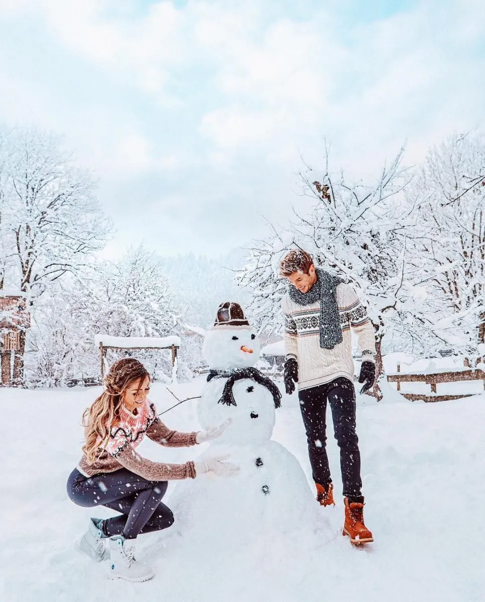 Couple Building Snowman Aesthetic, Ciel, Neige, Nuage, Gens dans la nature, Branche, Arbre, Bonhomme de neige, Heureux, Geste