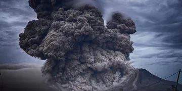 le plus grand volcan du monde entre en éruption (vidéo)