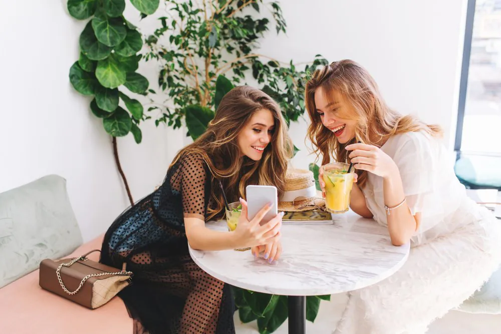 девушки в кафе, Vaisselle, Sourire, Plante, Heureux