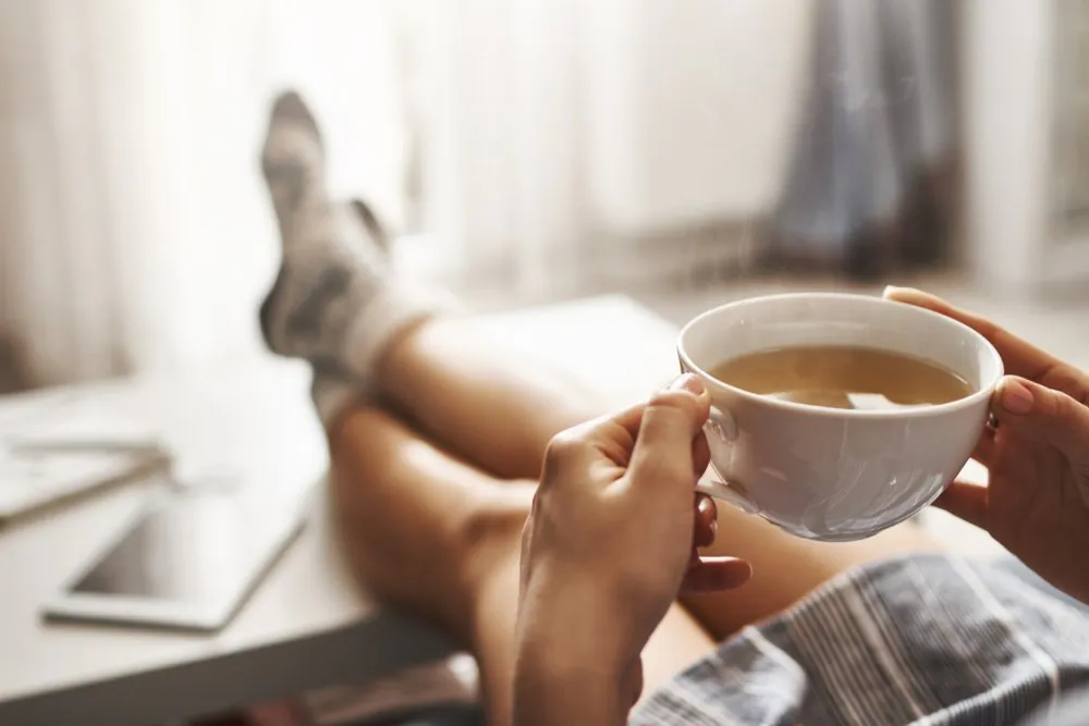 Détendez-vous avec une tasse de thé, Vaisselle, Verres, Tasse à café, Tasse, Thé, Vaisselle, Vaisselle, Café, Geste