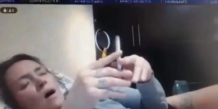Une juge surprise en déshabillage en train de fumer sur son lit en pleine audience (vidéo)