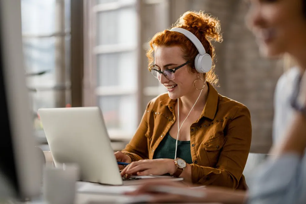 Microsoft Corporation, Ordinateur, Ordinateur personnel, Ordinateur portable, Sourire, Soins de la vue, Mode, Table