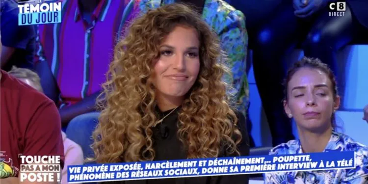 Un célèbre influenceur écrase la main de sa fille, les internautes choqués (vidéo)