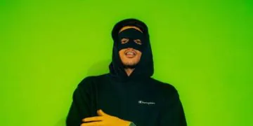 Un célèbre rappeur masqué dévoile son visage et s'enflamme sur les réseaux sociaux !