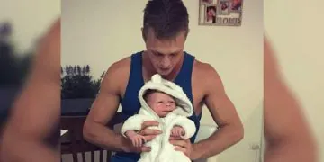 1670879603 Un Homme De 23 Ans Devient Pere Et Grand Pere En