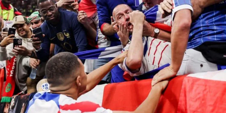 quand Kylian Mbappé assomme un supporter... en lui tirant dessus !