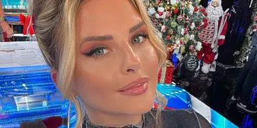 Kelly Vedovelli en robe moulante dans TPMP : elle fait sensation !