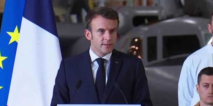 emmanuel macron porte avion passe nuit