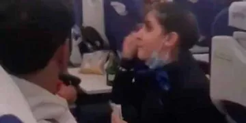 Cette hôtesse de l'air remet un passager à sa place (vidéo)