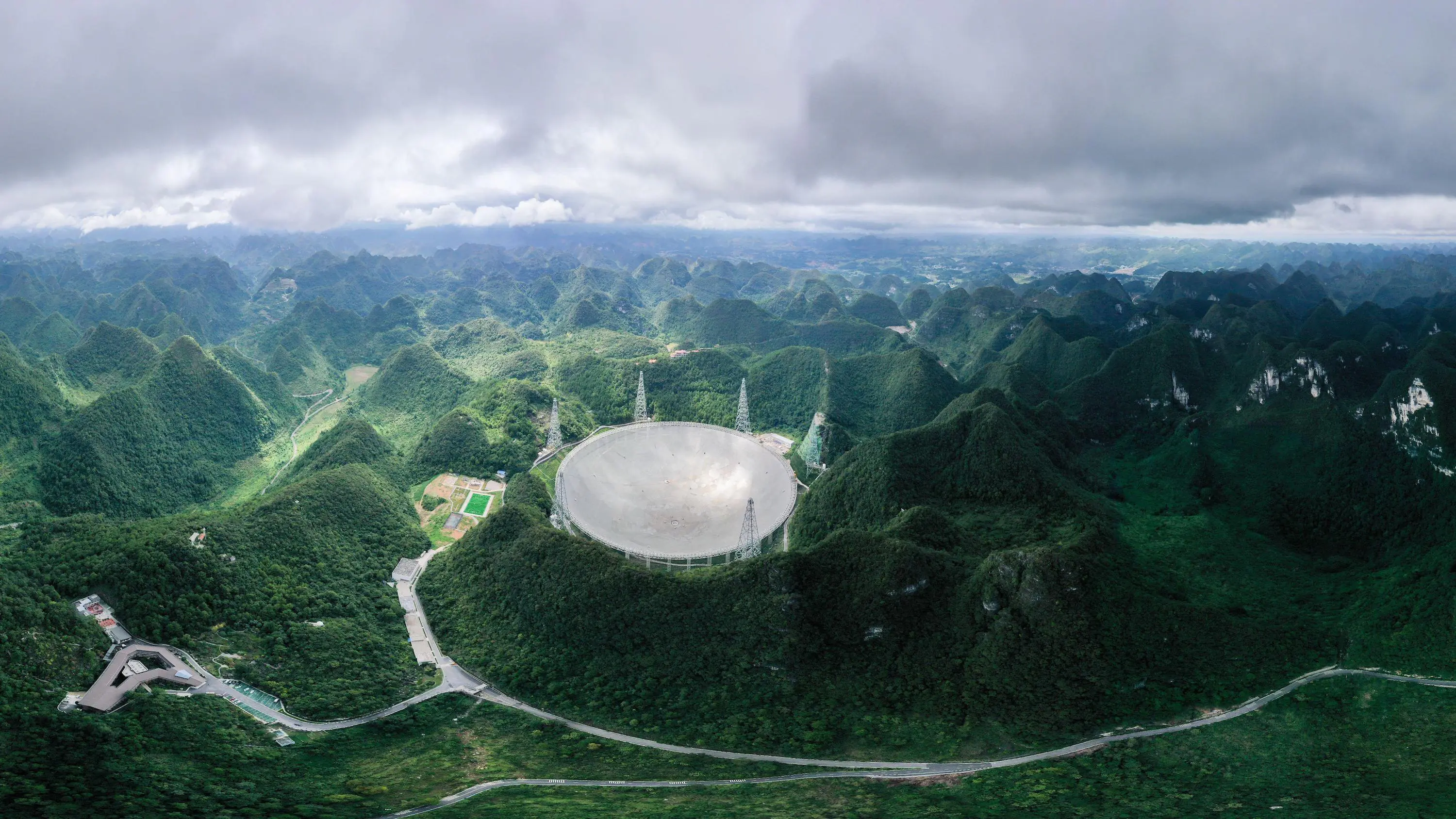 Les signaux parasites ont été repérés par l'énorme télescope chinois FAST, le plus grand radiotélescope au monde.