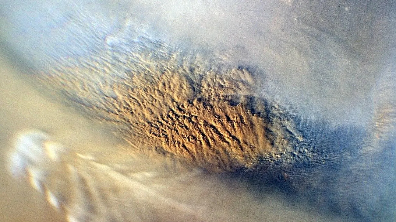 Une tempête de poussière se déchaîne sur Mars en 2007. Des enregistrements récents du rover Mars Perseverance pourraient révéler comment se forment les tempêtes de poussière martiennes et de quoi elles sont faites.