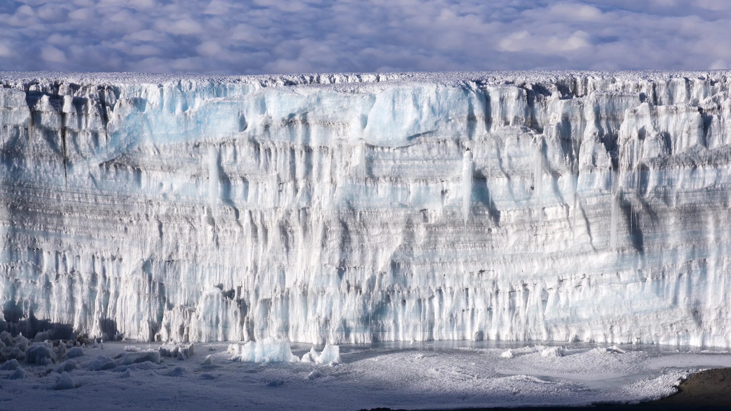 Mur de glace au sommet du Kilimandjaro (champs de glace du sud, Tanzanie.