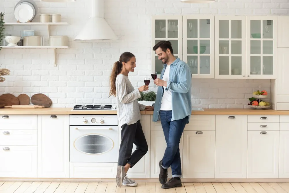 Homme qui danse à la maison, Ébénisterie, Propriété, Comptoir, Cuisine, Design d'intérieur, Tiroir