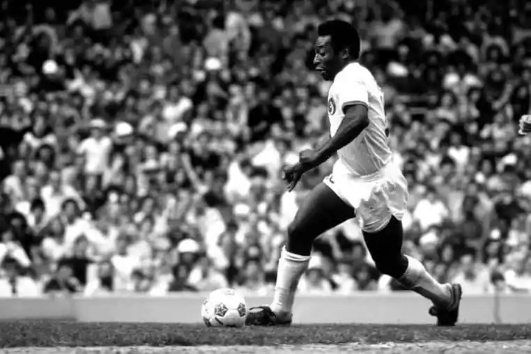 légende du brésil sur le terrain de football de pelé