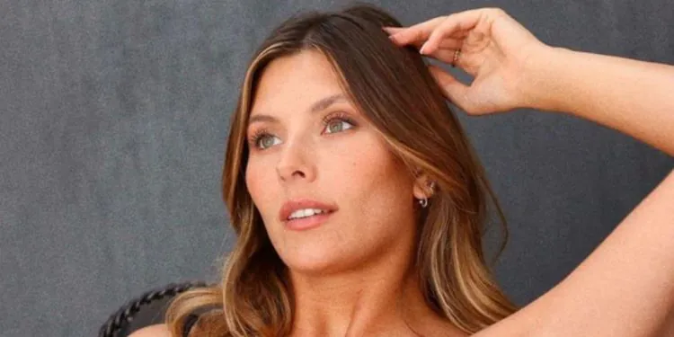 1672458553 Camille Cerf Se Deshabille Sur Instagram Coup De Chaud Sur