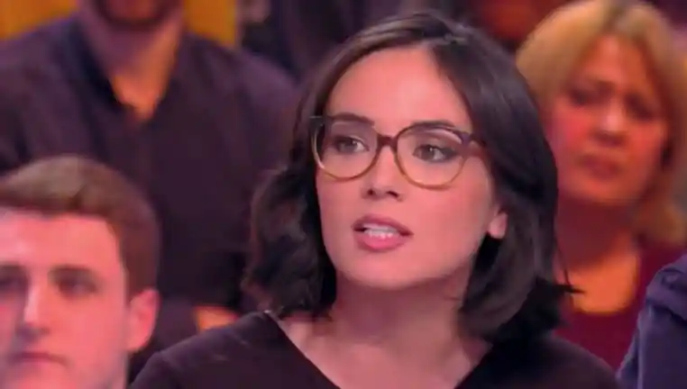 agathe auproux mini jupe fait monter la température