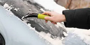 Comment bien dégivrer sa voiture avec un grattoir ?