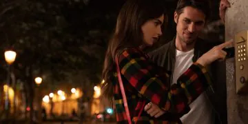 Lily Collins et Lucas Bravo dans la première saison d'Emily à Paris.