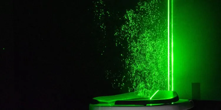 Des toilettes non couvertes projettent des panaches d'aérosols "comme une fusée" dans des vidéos éclairées au laser