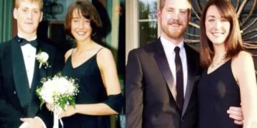 En comparant sa photo de mariage 20 ans plus tard, cet homme remarque une chose étrange chez sa femme...
