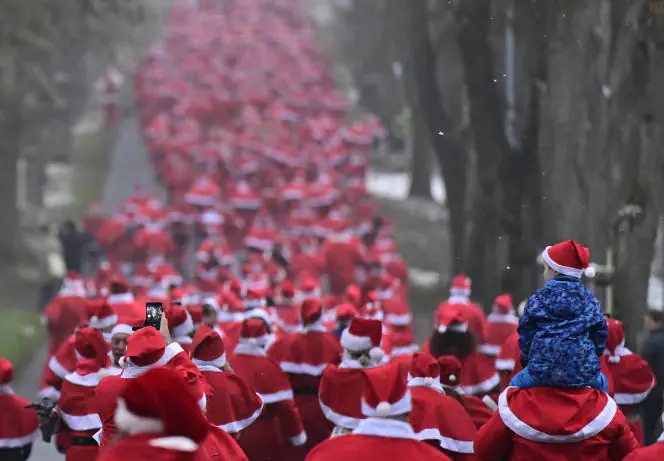 Un défilé des Pères Noël à Michendorf, en Allemagne, le 4 décembre.