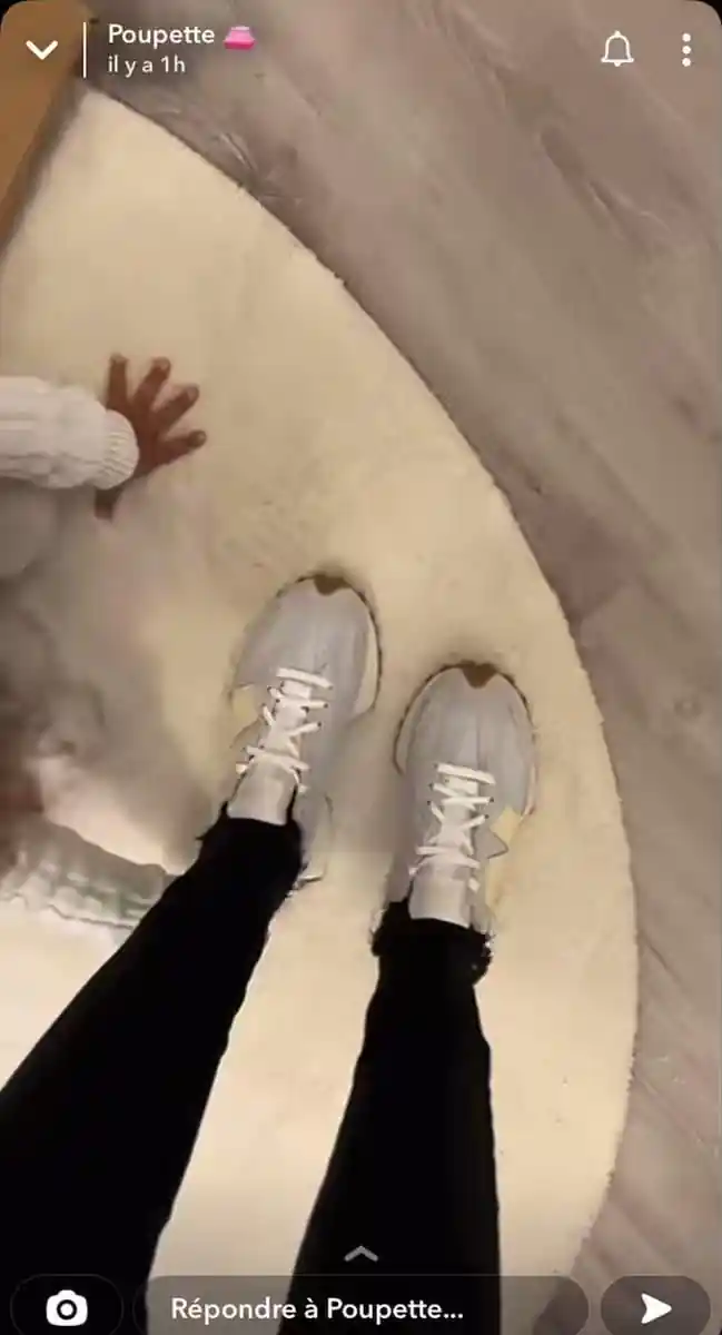 Un célèbre influenceur écrase la main de sa fille, les internautes choqués (vidéo)